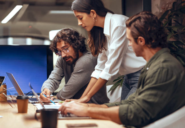 Homem-de-negócios-na-sala-de-estar-trabalhando-no-telefone-e-no-laptop